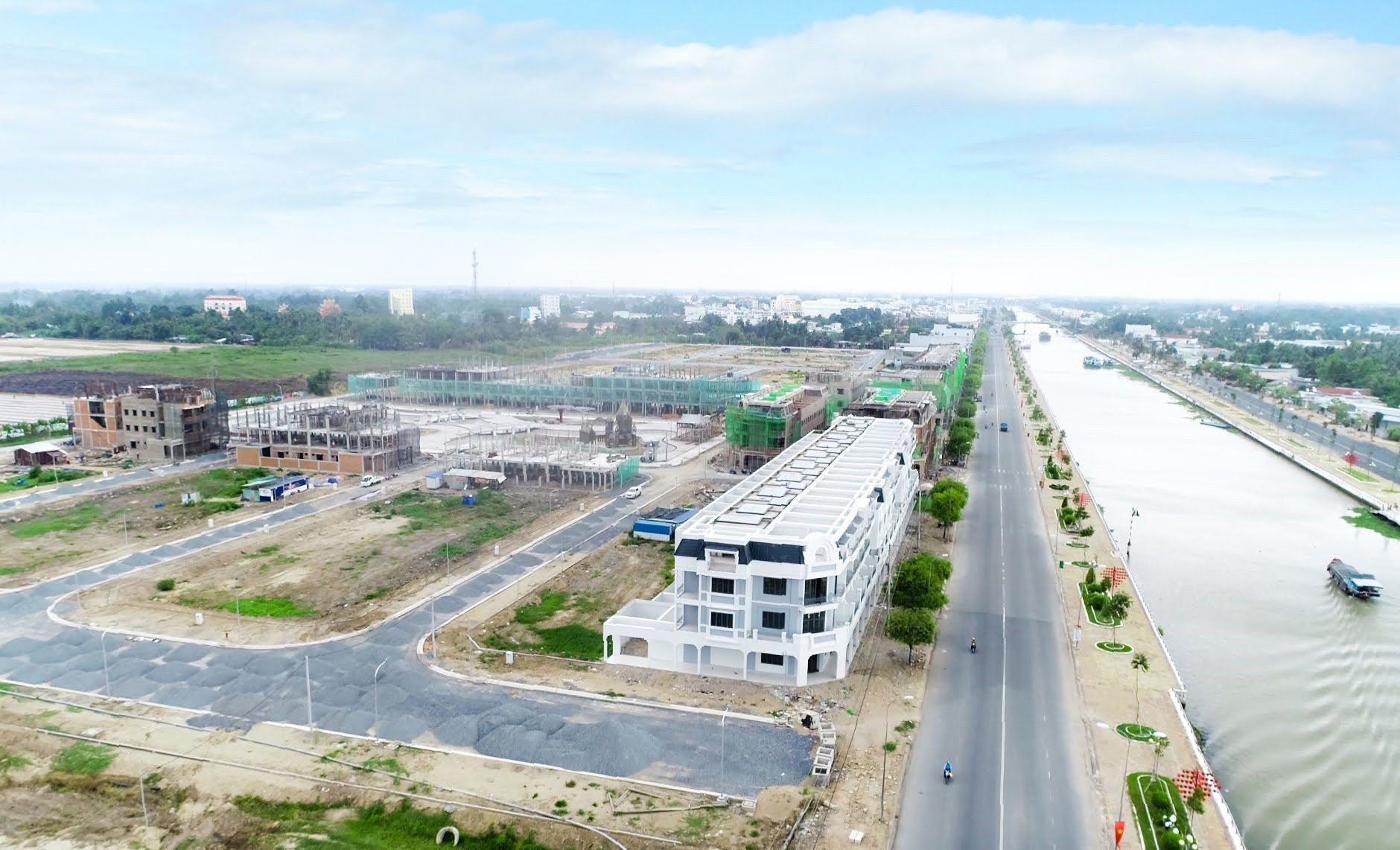 Người mua ở thực quan sát tiến độ xây dựng căn hộ trước khi quyết định