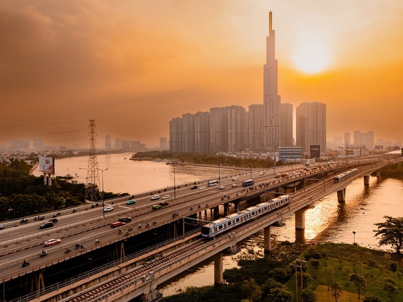 Người đi làm nghỉ ngơi trên tàu điện Metro sau giờ làm việc, ánh nắng chiều chiếu qua cửa kính