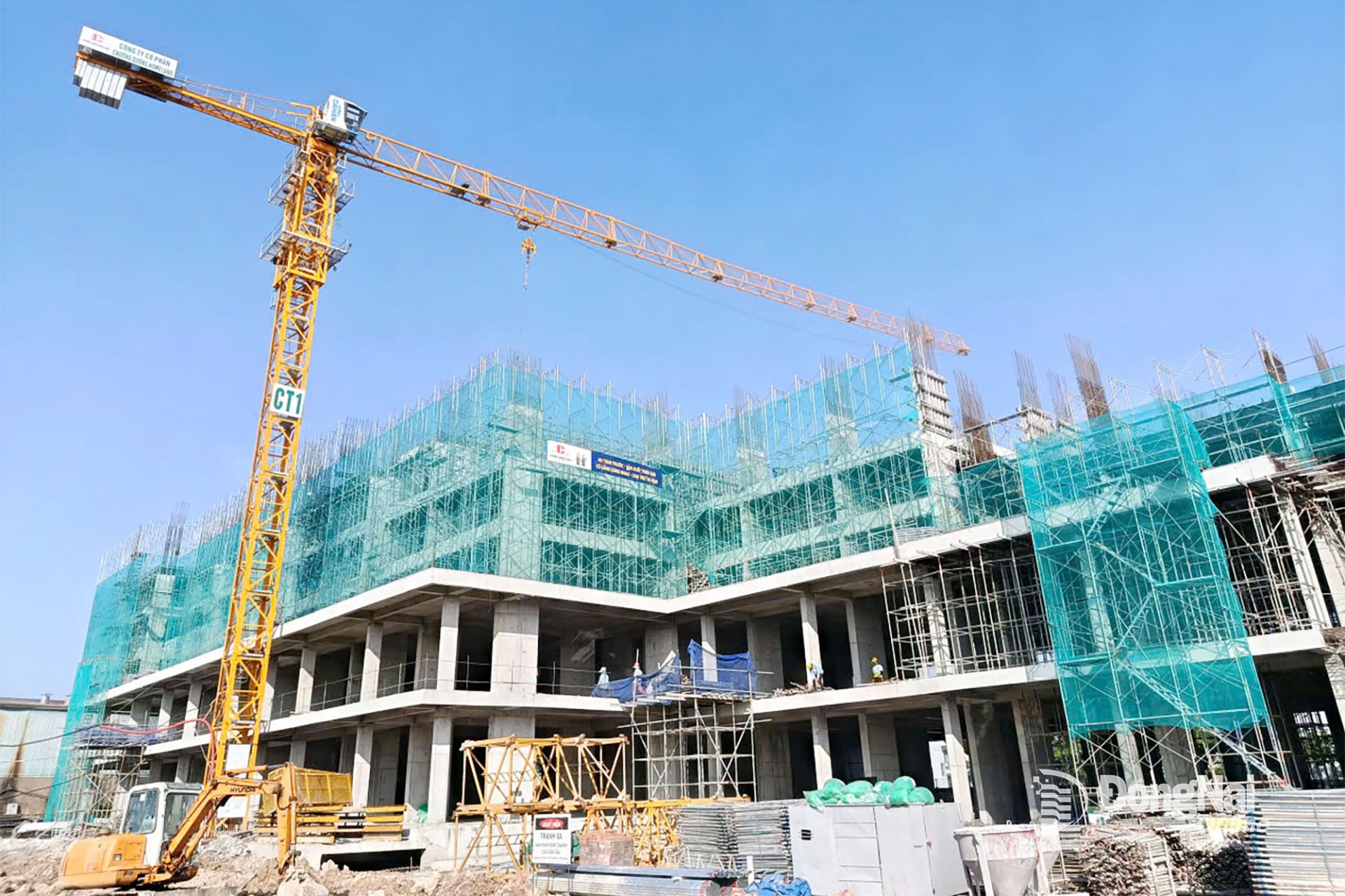 Công trường dự án căn hộ tại Biên Hòa đang thi công, người mua theo dõi tiến độ thực tế